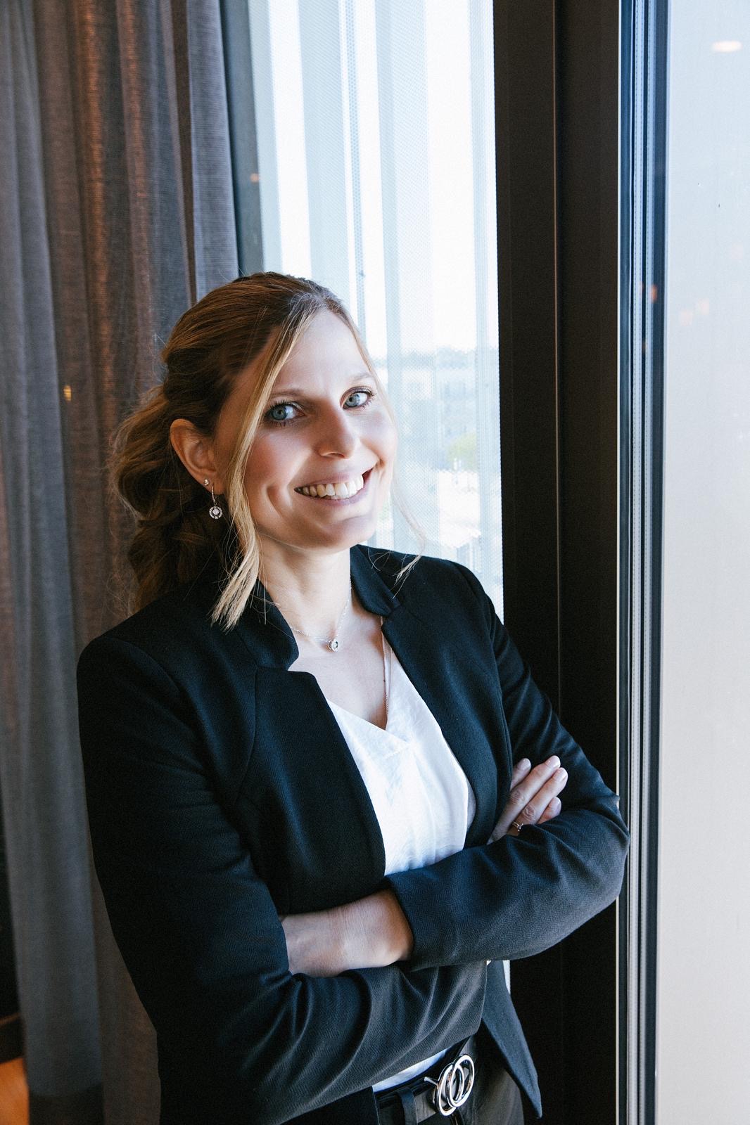 Jennifer Schöhl, Steuerfachwirtin, mit verschränkten Armen am Fenster
