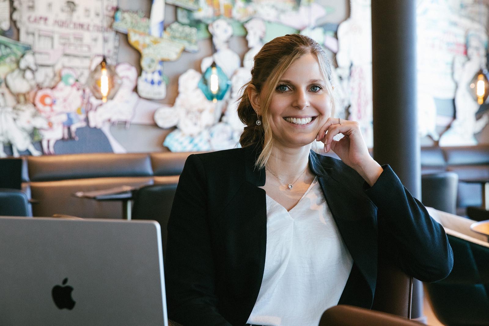 Jennifer Schöhl im Gespräch am Laptop
