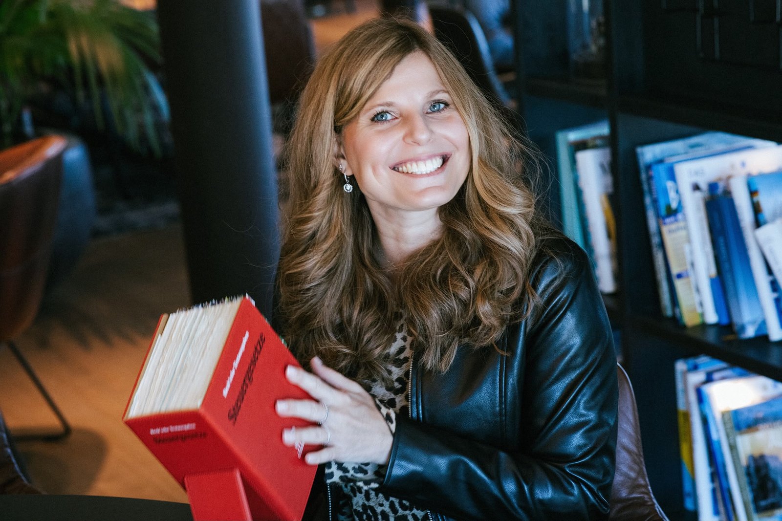 Jennifer Schöhl mit einem Gesetzbuch in der Hand