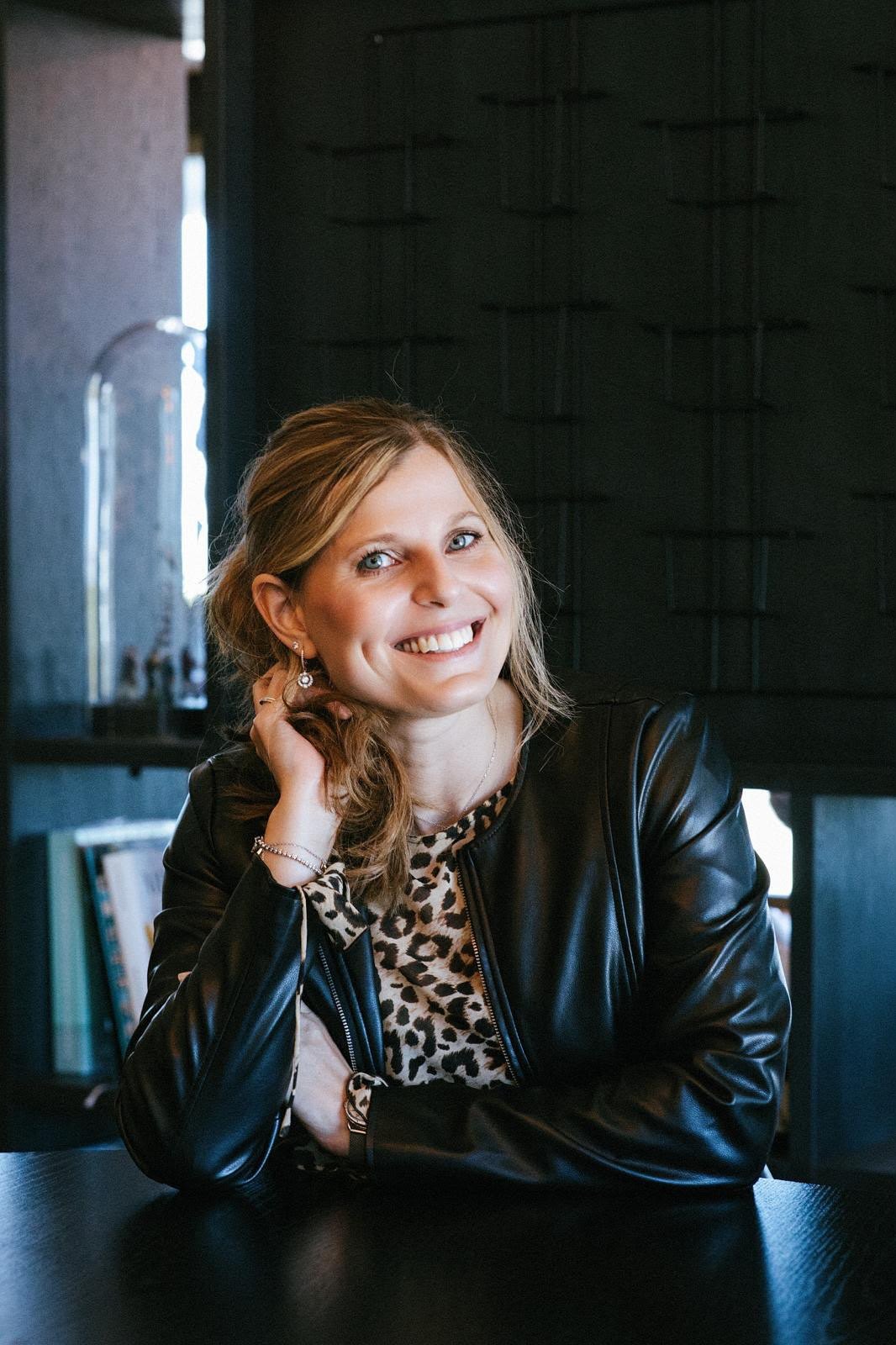 Jennifer Schöhl am Tisch, lächelnd